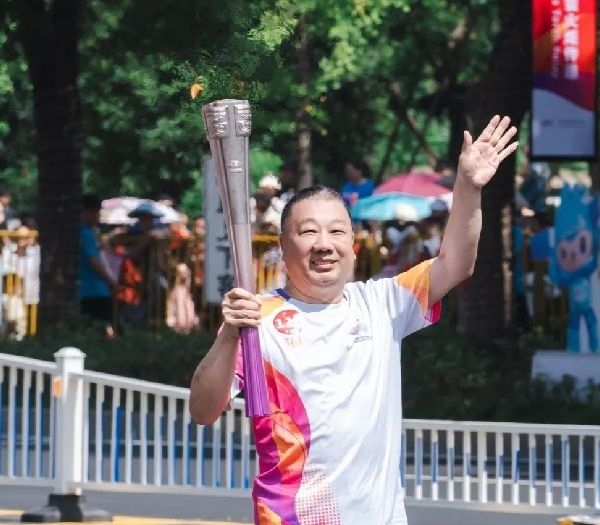 浙江pg电子麻将胡了股份董事长李国平先生圆满完成杭州第19届亚运会火炬传递